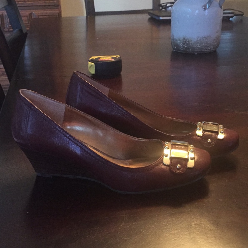NWOT Nine West wine colored wedges